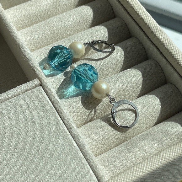 Sky blue  glass bead & glass pearl huggie silver hoop earrings - Picture 4 of 5